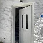 Manolia House Appartamento Paro